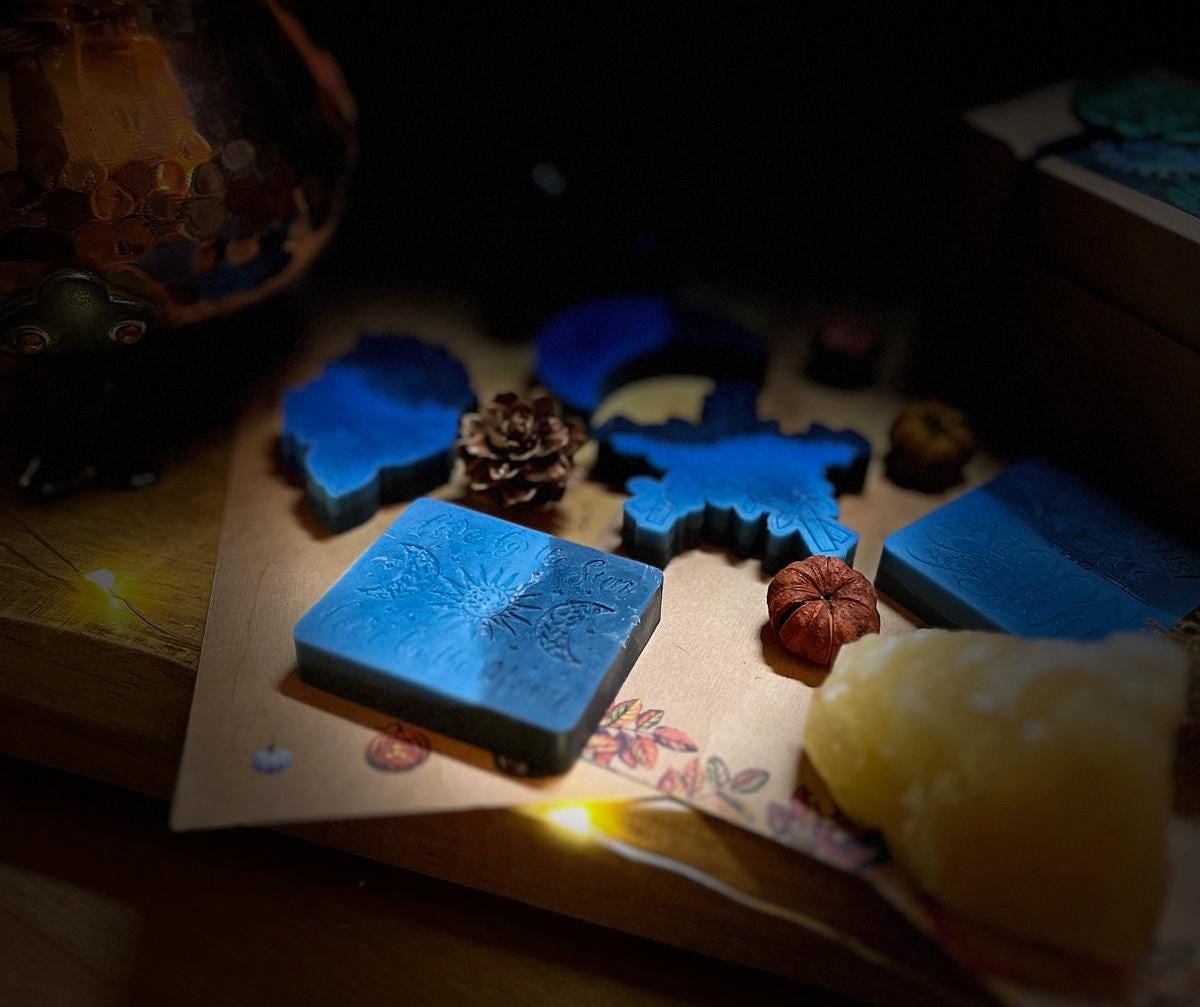 All hollow's Eve | Tobacco, Oak, Raspberry, Amber, Wood smoke, Musk, Vetiver