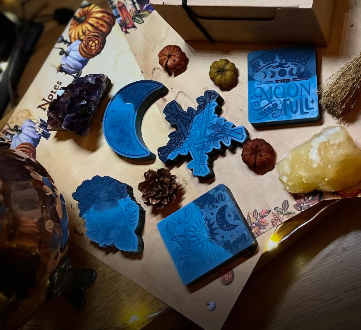 All hollow's Eve | Tobacco, Oak, Raspberry, Amber, Wood smoke, Musk, Vetiver